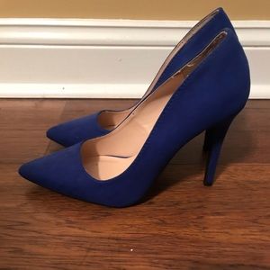 Blue pumps